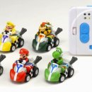Tomy porta Mario Kart sul pavimento di casa
