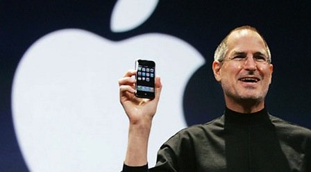 Steve Jobs con il primo iPhone Steve Jobs con il primo iPhone