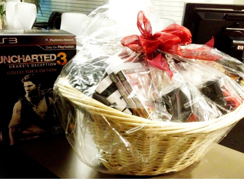 Hideo Kojima visita gli studi Naughty Dog e riceve un regalo Hideo Kojima visita gli studi Naughty Dog e riceve un regalo