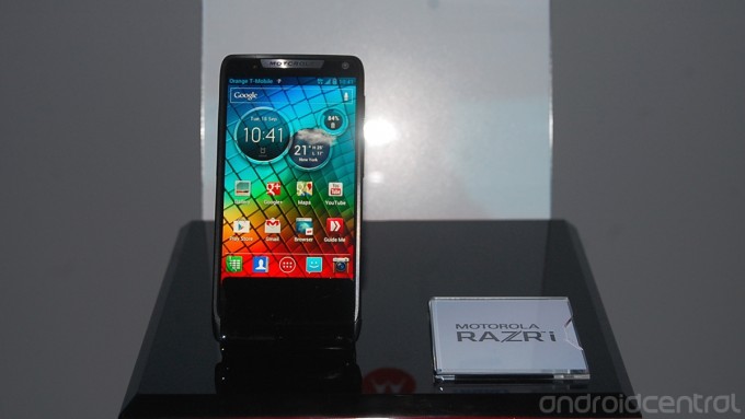 Motorola annuncia il RAZR i Motorola annuncia il RAZR i
