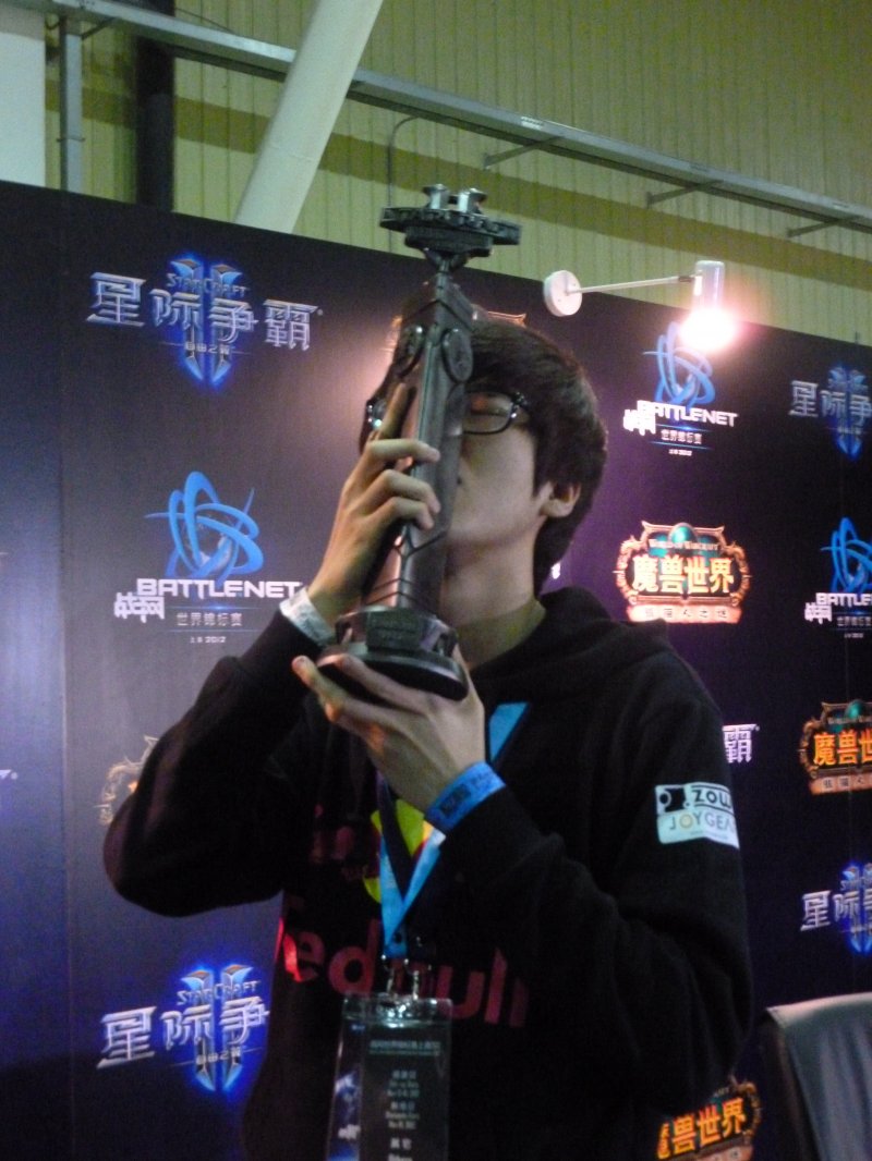 Leesan 'PartinG' Wok bacia il trofeo Leesan 'PartinG' Wok bacia il trofeo