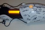 Una replica dell'arma di Portal autografata da Valve, per beneficenza - Notizia