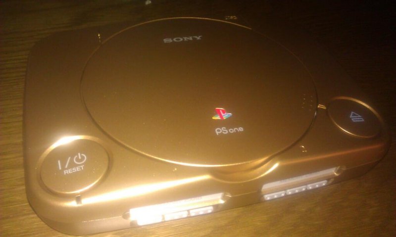 Sony invita Notch all'E3 con una PSone dorata Sony invita Notch all'E3 con una PSone dorata