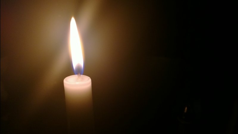 Un crop su una candela con esposizione diminuita Un crop su una candela con esposizione diminuita