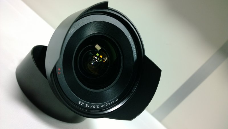 Scattata no flash con luci al neon al soffitto da Carl Zeiss Scattata no flash con luci al neon al soffitto da Carl Zeiss