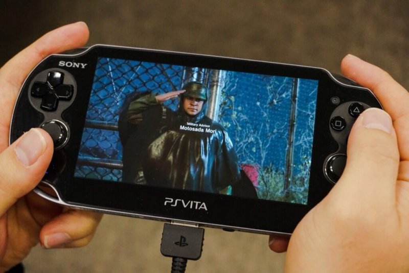 Kojima mostra Metal Gear Solid V: Ground Zeroes giocato in remote play su PlayStation Vita