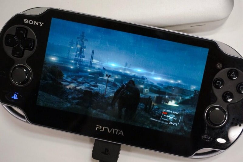 Kojima mostra Metal Gear Solid V: Ground Zeroes giocato in remote play su PlayStation Vita