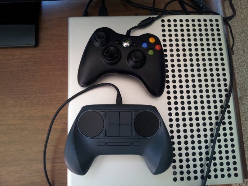 La vecchia versione dello Steam Controller La vecchia versione dello Steam Controller