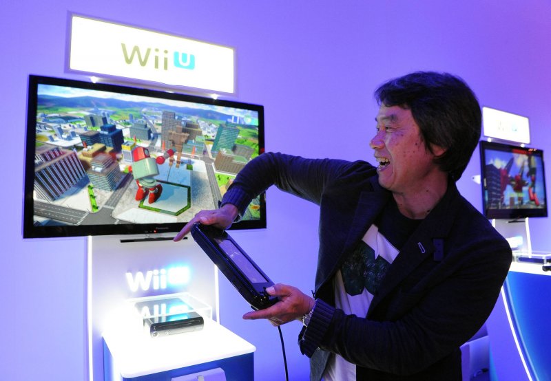 Miyamoto di fronte a uno stand di Wii U Miyamoto di fronte a uno stand di Wii U