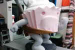 A poche ore dall'annuncio sul nuovo gioco per Xbox One, The Behemoth mostra la statua di un gigantesco cupcake antropomorfo - Notizia