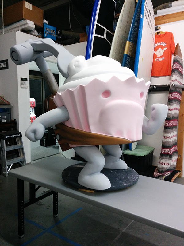 A poche ore dall'annuncio sul nuovo gioco per Xbox One, The Behemoth mostra la statua di un gigantesco cupcake antropomorfo A poche ore dall'annuncio sul nuovo gioco per Xbox One, The Behemoth mostra la statua di un gigantesco cupcake antropomorfo