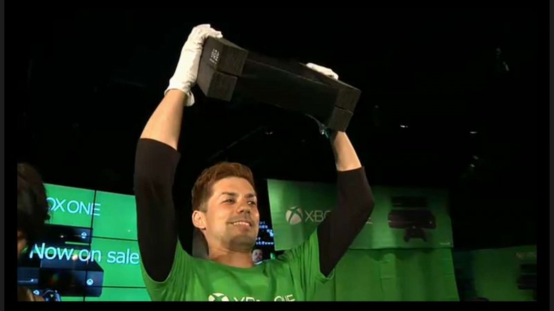 Un unboxing con i guanti per il lancio di Xbox One in Giappone