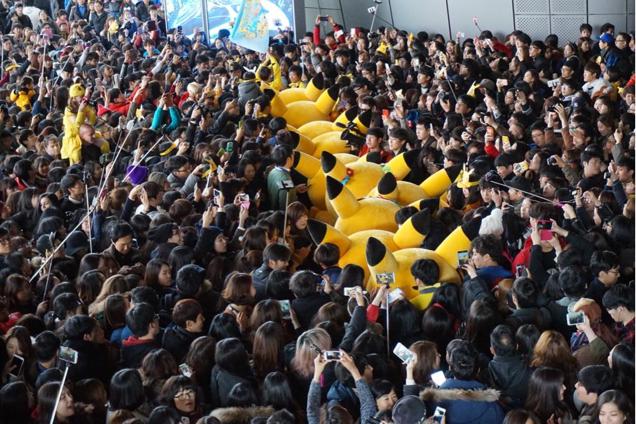 Una folla immensa accorsa a una parata di Pikachu crea problemi di sicurezza