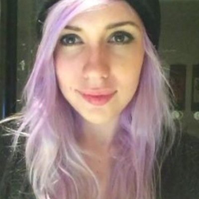 Dei videogiocatori la minacciano di stupro su internet, lei rintraccia i genitori e li fa 'sculacciare'