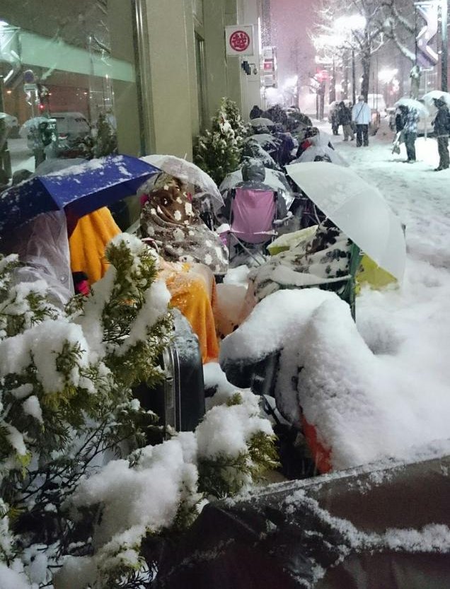 Guardiamo alcuni giapponesi rischiare la vita per fare la fila davanti a un Apple Store