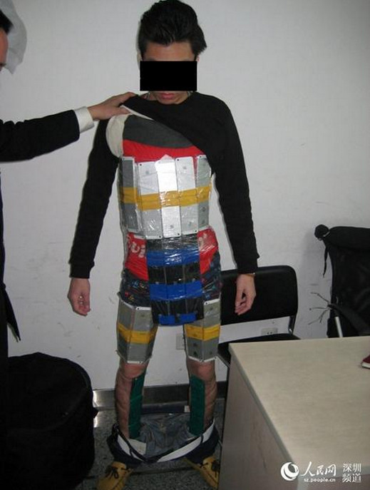 Un contrabbandiere è stato fermato con una corazza di iPhone