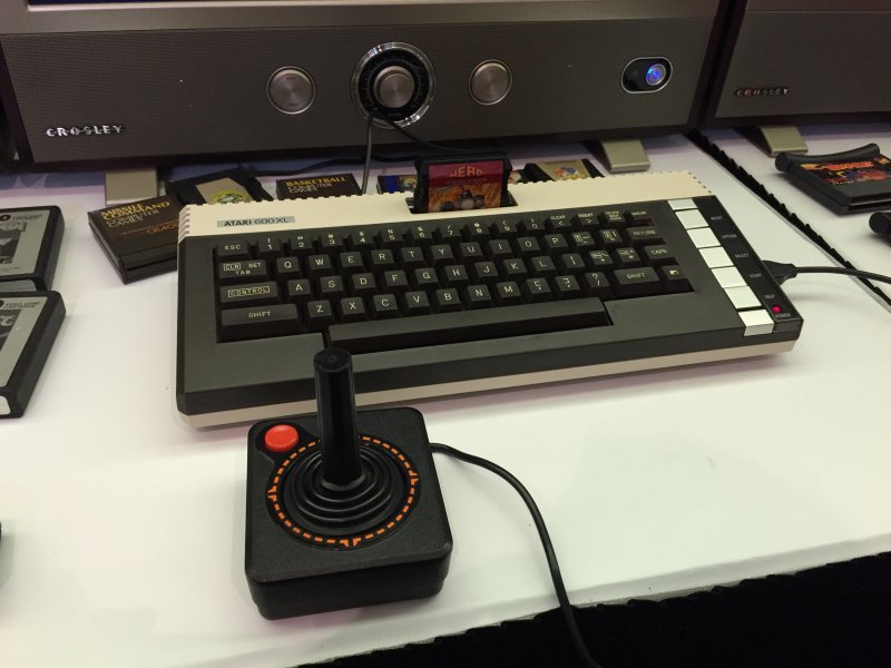 Atari 600XL con cartuccia centrale