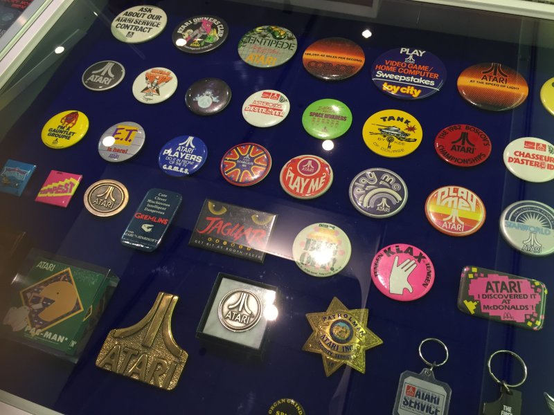 Pin vari a tema Atari, compreso il Jaguar
