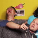 Shuhei Yoshida irrompe durante una puntata di Hot Pepper Interview con il team Vlambeer