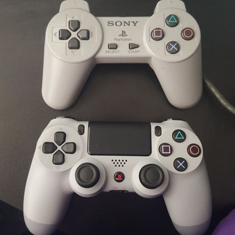 Vediamo un confronto tra il DualShock4 20th Anniversary e il controller originale Vediamo un confronto tra il DualShock4 20th Anniversary e il controller originale