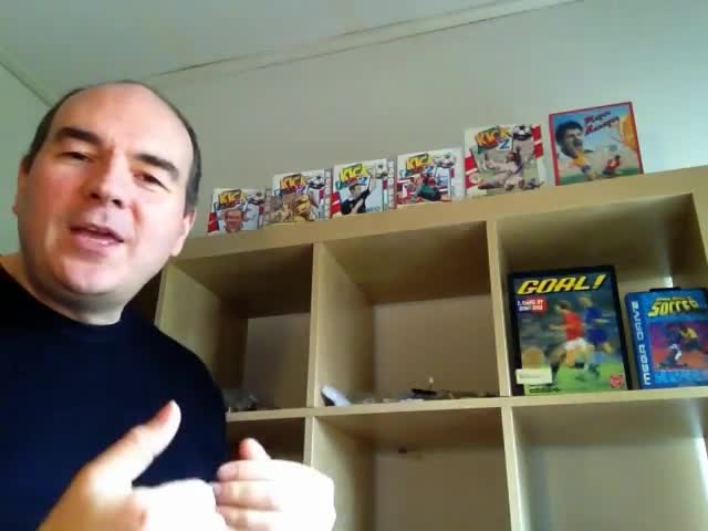 Dino Dini con la sua collezione di Kick Off Dino Dini con la sua collezione di Kick Off