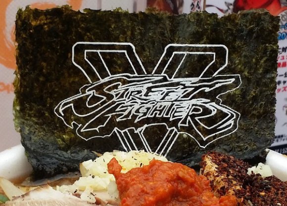 Capcom festeggia il lancio di Street Fighter V con del ramen a tema venduto alla stazione di Shinjuku