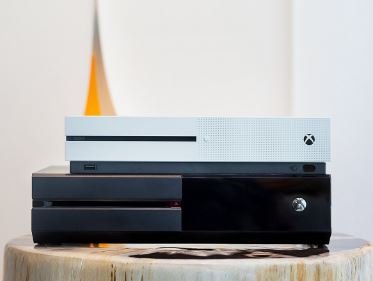 Confrontiamo la grandezza di Xbox One S rispetto al vecchio modello Confrontiamo la grandezza di Xbox One S rispetto al vecchio modello