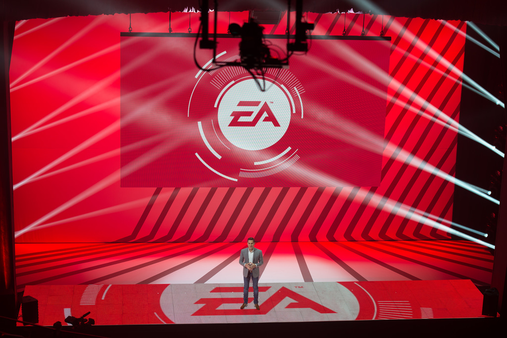 Il logo di EA su un palco