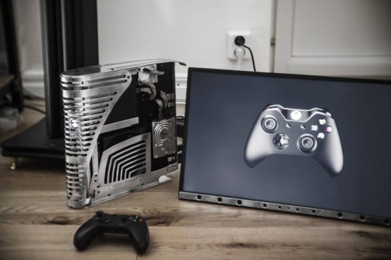 No, non è l'elmetto di Isaac Clarke, ma una Xbox One modificata No, non è l'elmetto di Isaac Clarke, ma una Xbox One modificata