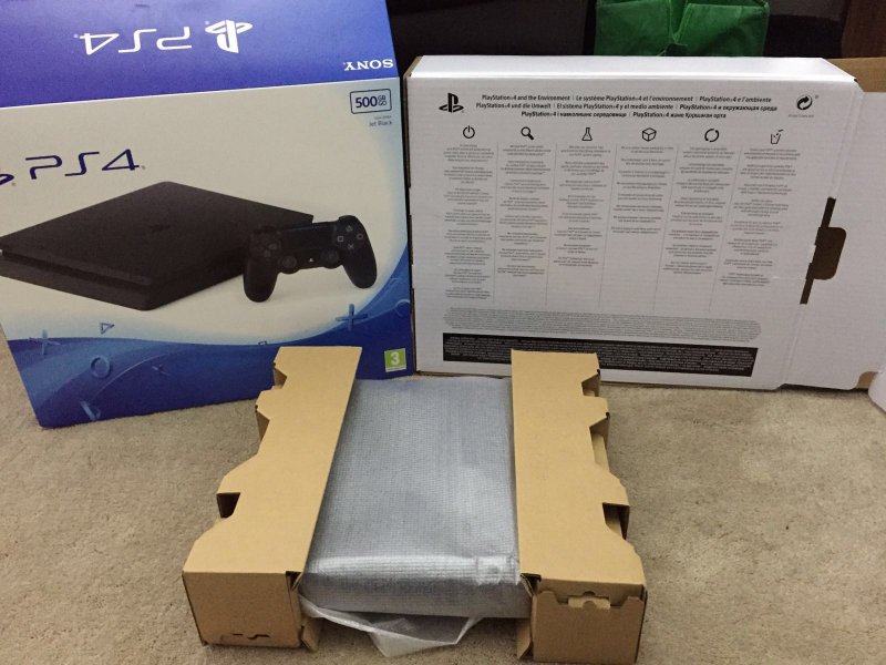[Terzo aggiornamento] Spuntano in rete le foto di PlayStation 4 Slim