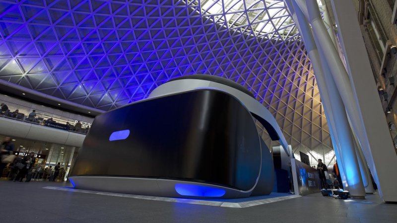 Alla stazione Kings Cross di Londra appare un gigantesco visore PlayStation VR