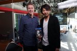 Fumito Ueda e Geoff Keighley mostrano orgogliosi la prima copia di The Last Guardian - Notizia