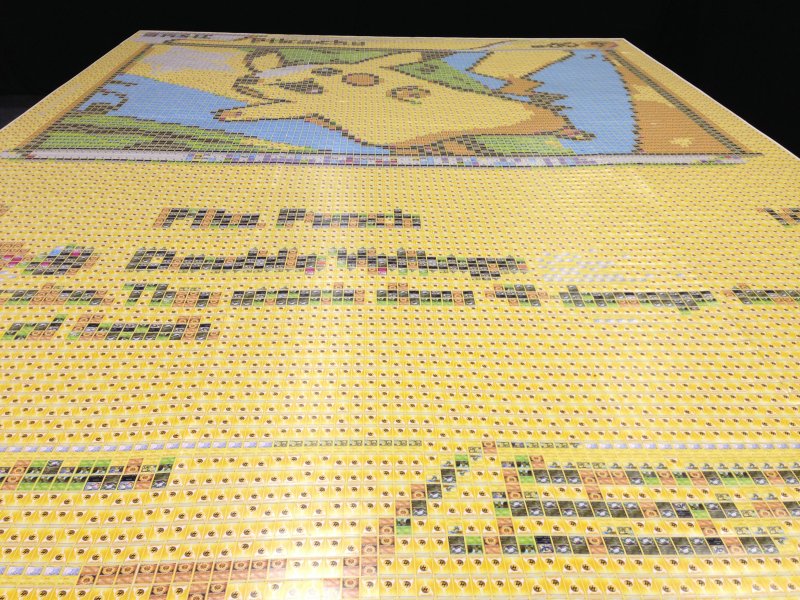Il mosaico della carta di Pikachu fa bella mostra di sé all'ingresso dell'Excel convention centre di Londra Il mosaico della carta di Pikachu fa bella mostra di sé all'ingresso dell'Excel convention centre di Londra