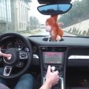 Un uomo ha moddato la sua Porsche per farci girare Doom