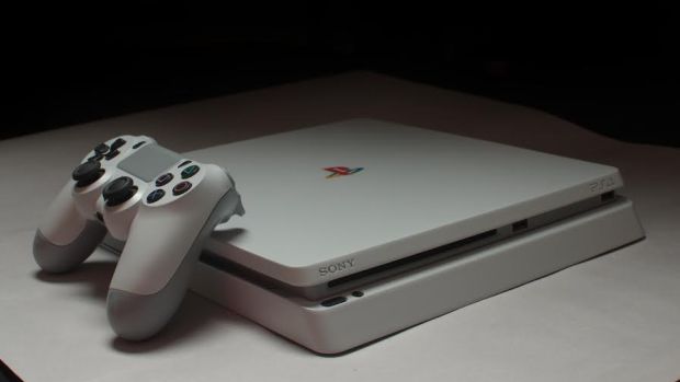 Vediamo una PlayStation 4 Slim dal design ispirato alla prima PlayStation, pensata per i collezionisti