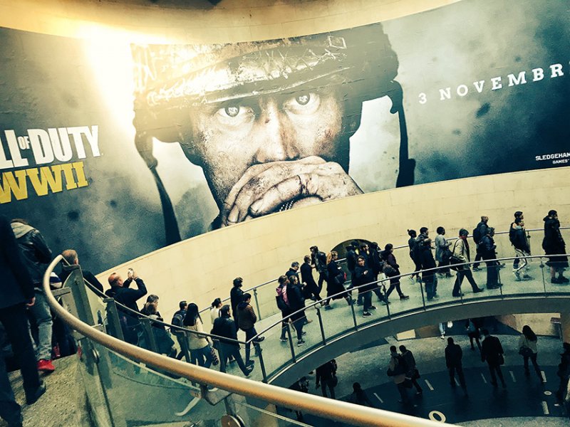 Un gigantesco manifesto pubblicizza Call of Duty: WWII a Parigi, con lancio il 3 novembre