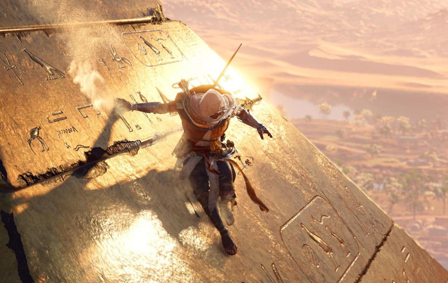 il protagonista di assassin's creed origins che corre lungo una piramide