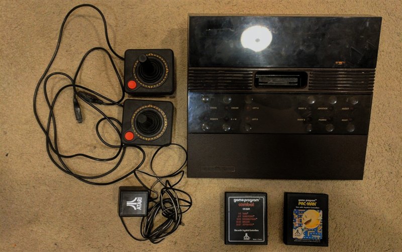 Ritrovato un rarissimo prototipo dell'Atari 2700, console mai arrivata sul mercato Ritrovato un rarissimo prototipo dell'Atari 2700, console mai arrivata sul mercato