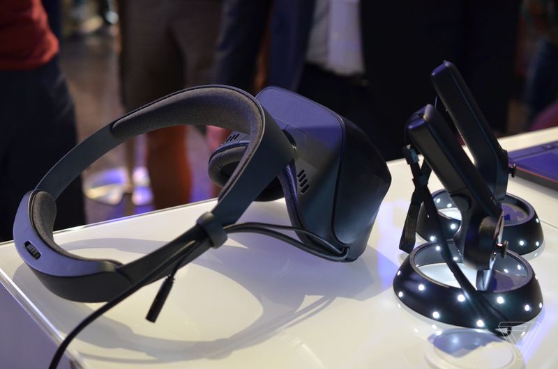 ASUS ha presentato l'headset Windows Mixed Reality, costerà 449 euro