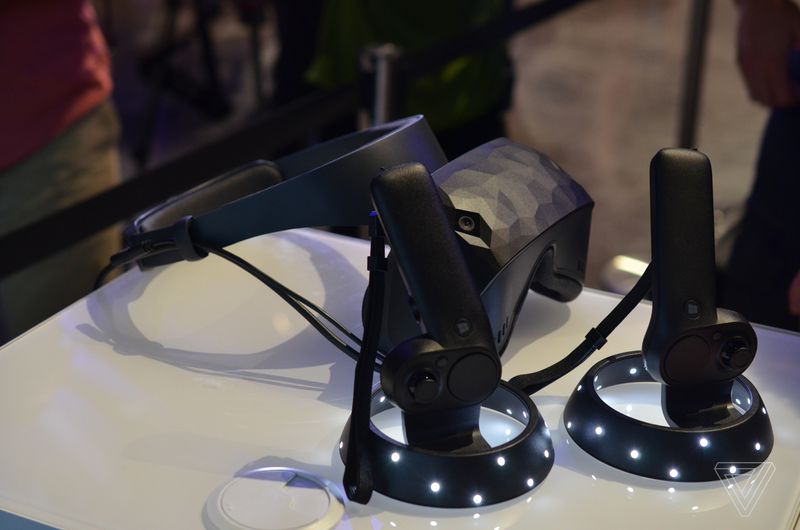 ASUS ha presentato l'headset Windows Mixed Reality, costerà 449 euro