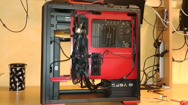 Nascondi tutto dietro la scheda madre... ah no, si vede