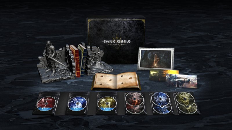 In Giappone sarà presto possibile acquistare il cofanetto "Dark Souls Trilogy Box" per PlayStation 4, che includerà tutti e tre i giochi In Giappone sarà presto possibile acquistare il cofanetto "Dark Souls Trilogy Box" per PlayStation 4, che includerà tutti e tre i giochi