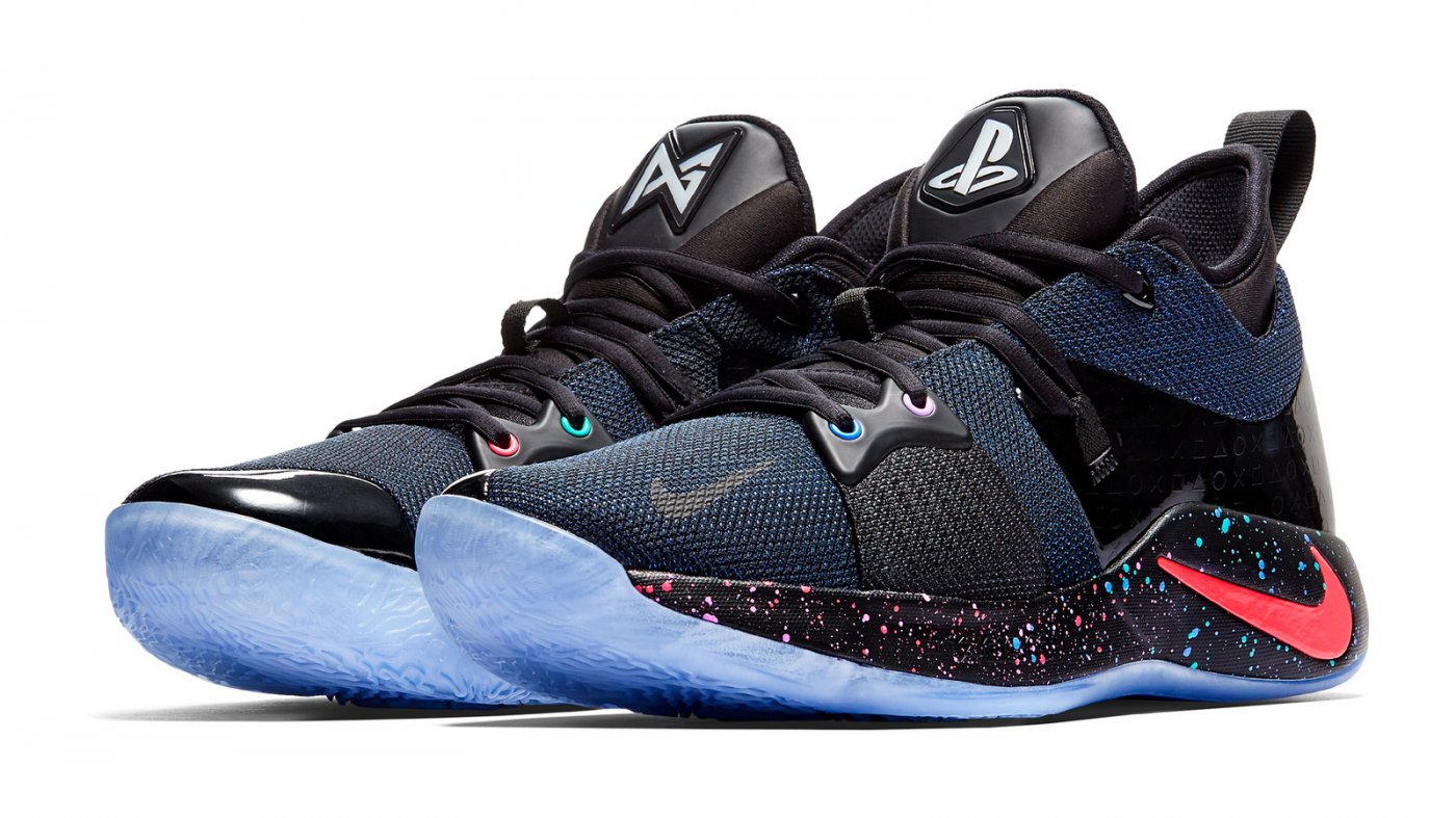 Un paio di scarpe Nike griffate PlayStation, in collaborazione con Paul  George - Multiplayer.it