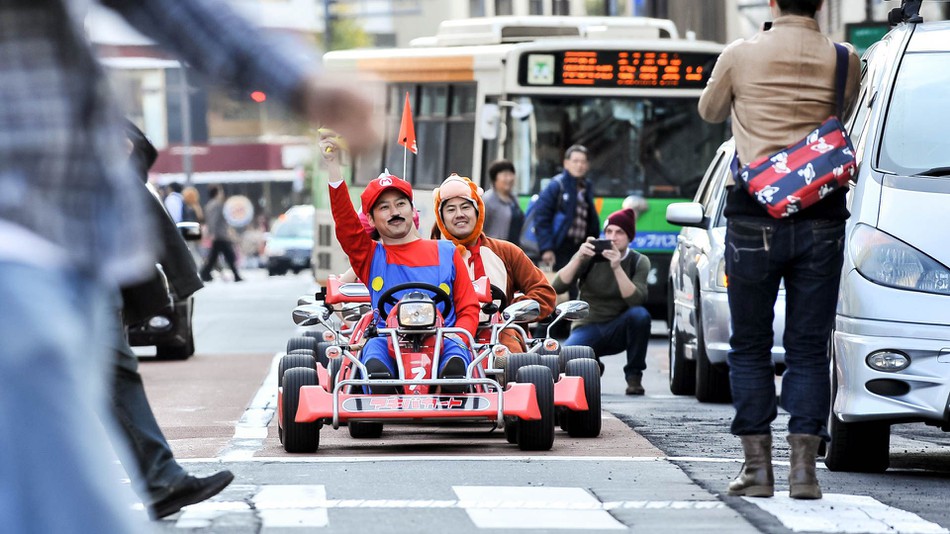 秋葉原でマリオカートのコスプレイヤーが自転車をはね逃走