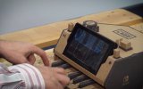 Nintendo Labo, vediamo l'autore della colonna sonora di Game of Thrones alle prese con il piano di cartone - Notizia