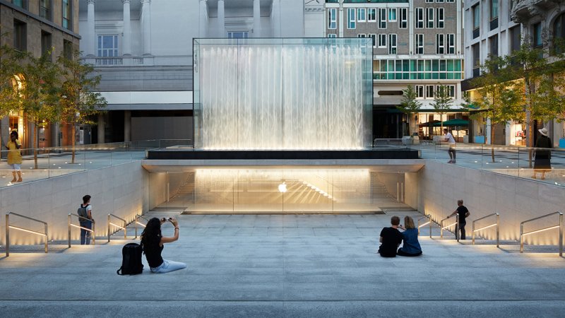 Apple Piazza Liberty Piazza Center Steps 07242018
