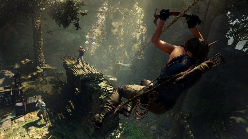 Shadow of the Tomb Raider, Lara piomba contro un nemico scivolando lungo una fune Shadow of the Tomb Raider, Lara piomba contro un nemico scivolando lungo una fune