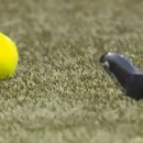 Lancia un joy pad in un campo da calcio per protestare contro gli eSport