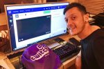 Fortnite: Mesut Özil dell'Arsenal ci gioca talmente tanto da essersi infortunato - Notizia