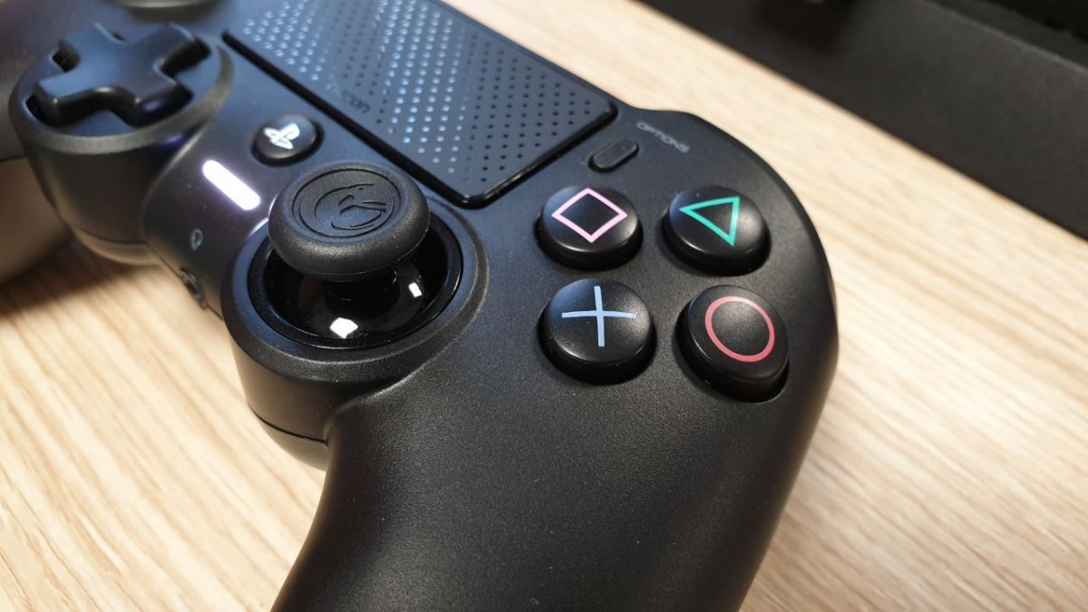 Nacon Asymmetric Wireless Controller a confronto con il Dualshock 4 di ...
